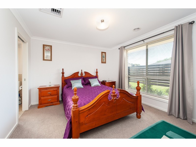 14 Gilson Place, Howlong NSW 2643