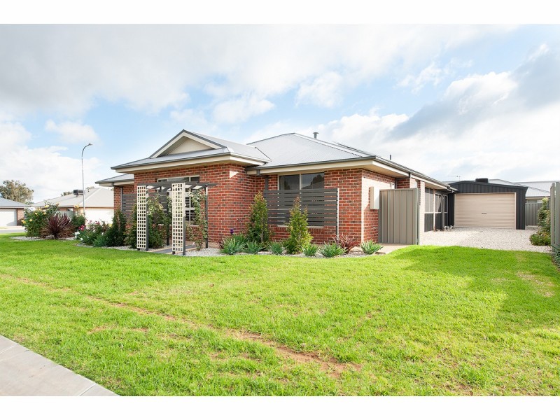 14 Gilson Place, Howlong NSW 2643