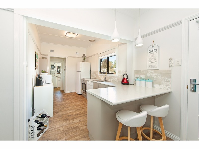 1 Manna Court, Lake Hume Village NSW 3691