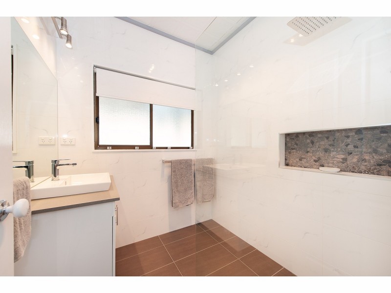 1 Manna Court, Lake Hume Village NSW 3691