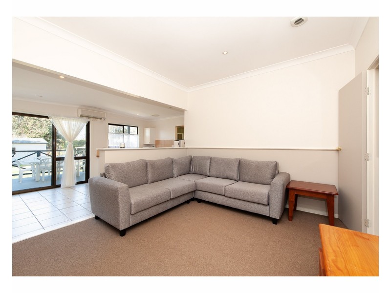 21 Brushbox Street, Lake Hume Village NSW 3691