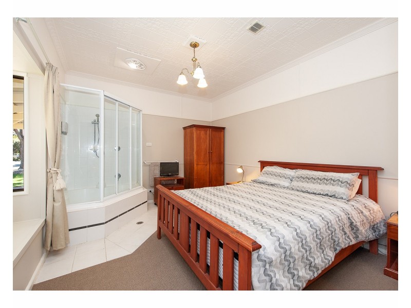 21 Brushbox Street, Lake Hume Village NSW 3691