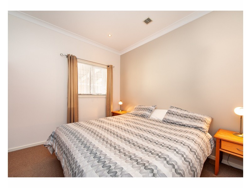 21 Brushbox Street, Lake Hume Village NSW 3691