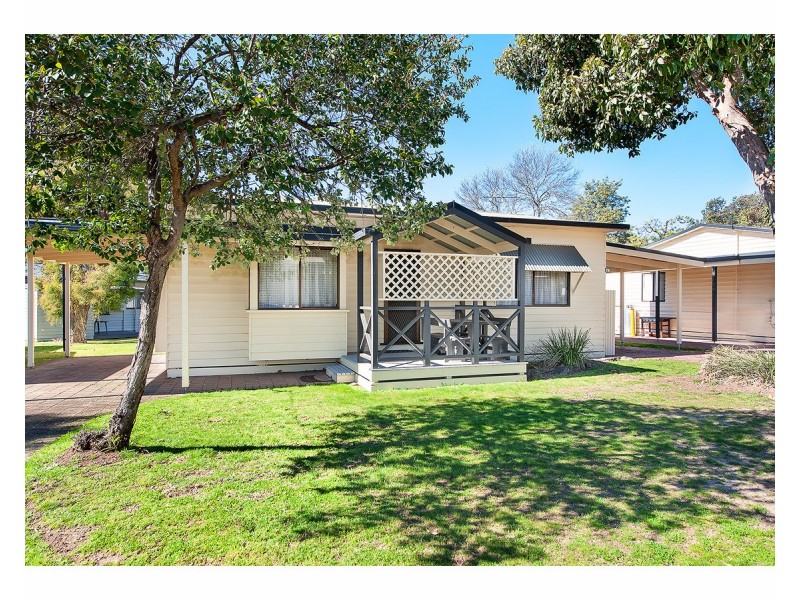 21 Brushbox Street, Lake Hume Village NSW 3691