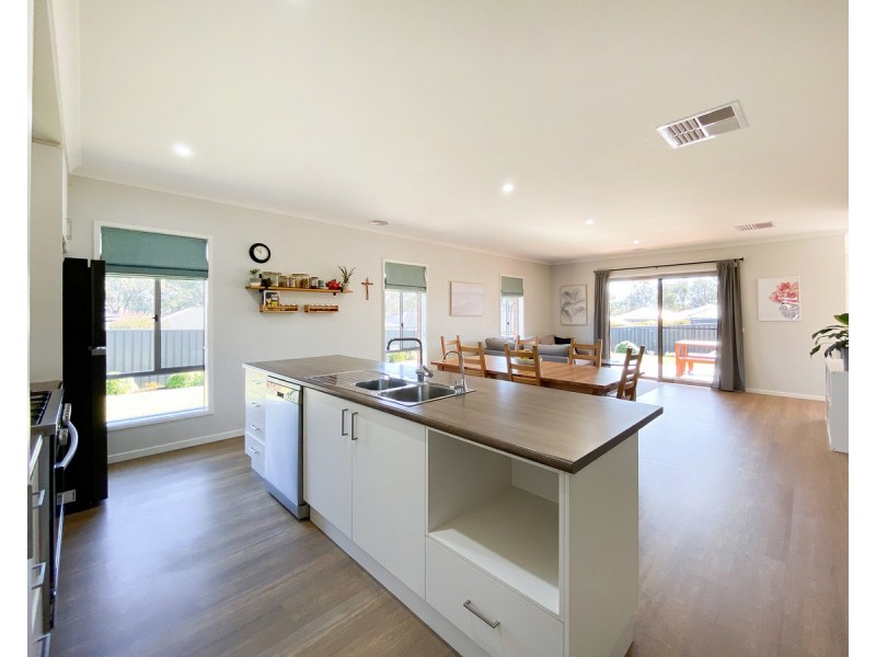 34 Stanton Drive, Thurgoona NSW 2640