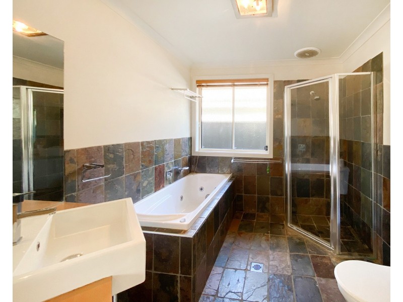 41 Kurrajong Crescent, West Albury NSW 2640