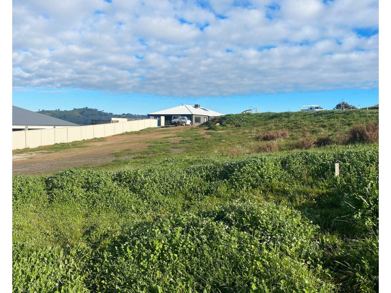 13 Dempster Place, Leneva VIC 3691