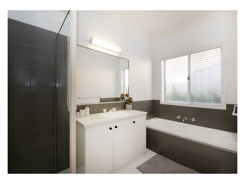 15 Orchard Way, Lavington NSW 2641