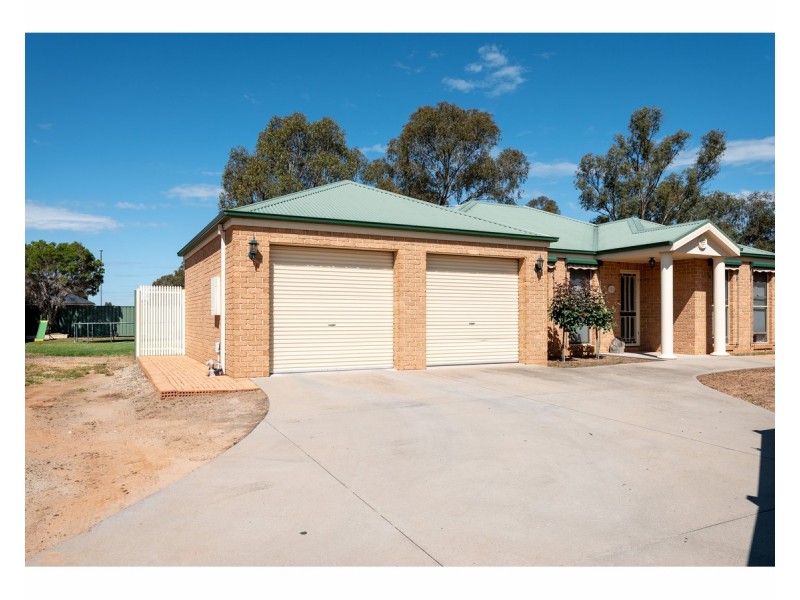 6 William Place, Howlong NSW 2643