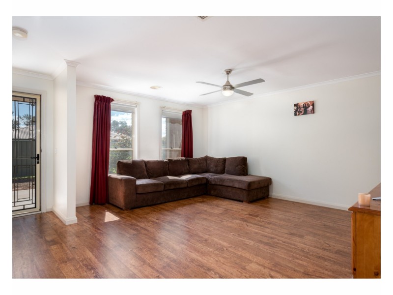 6 William Place, Howlong NSW 2643