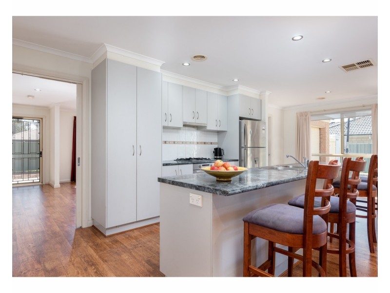 6 William Place, Howlong NSW 2643