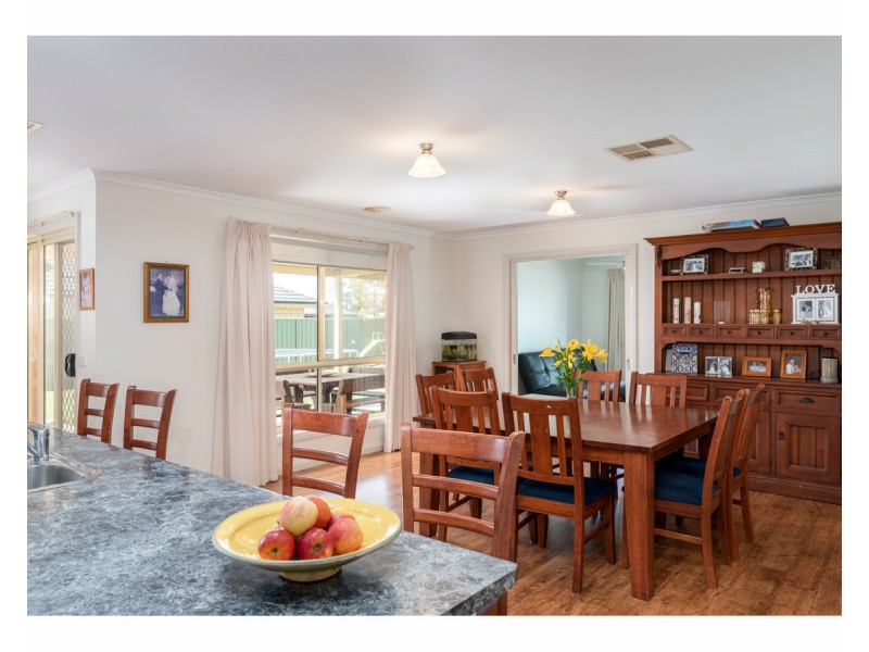 6 William Place, Howlong NSW 2643