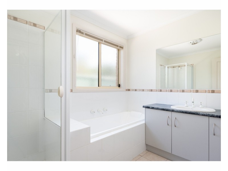 6 William Place, Howlong NSW 2643