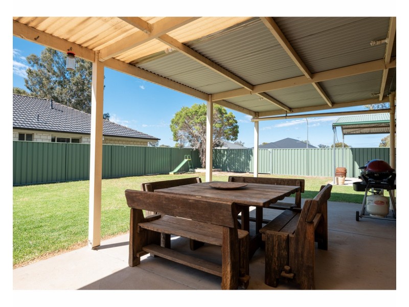 6 William Place, Howlong NSW 2643