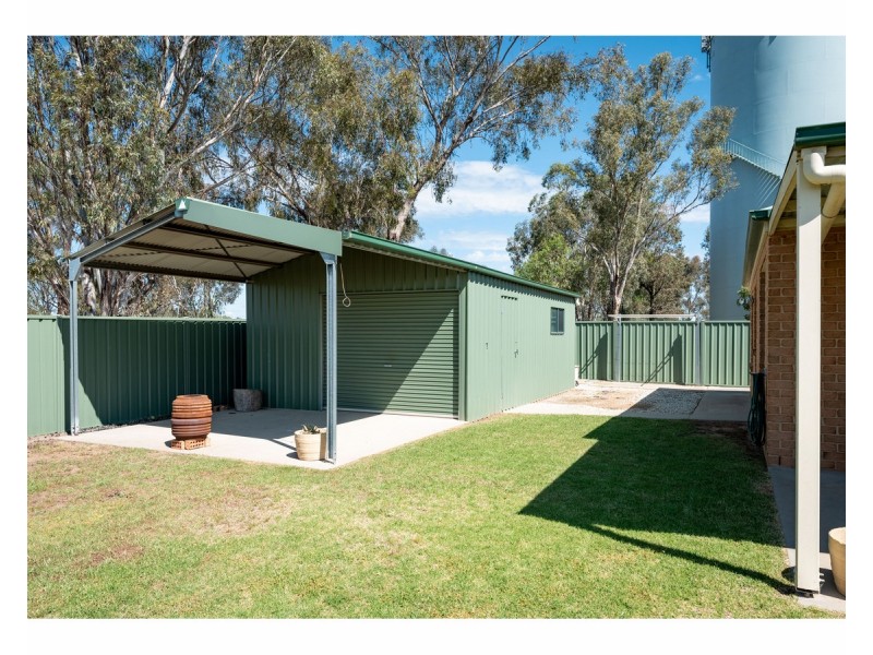 6 William Place, Howlong NSW 2643