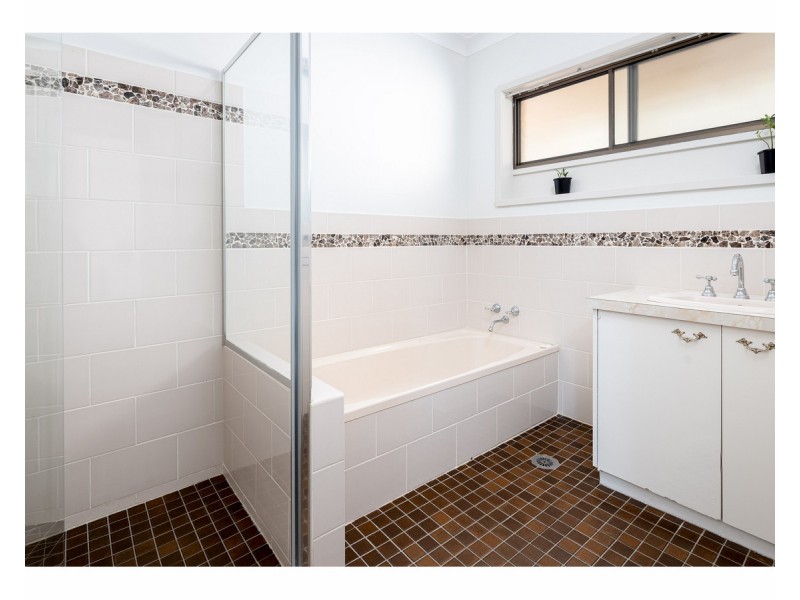2/415 Romani Drive, Lavington NSW 2641