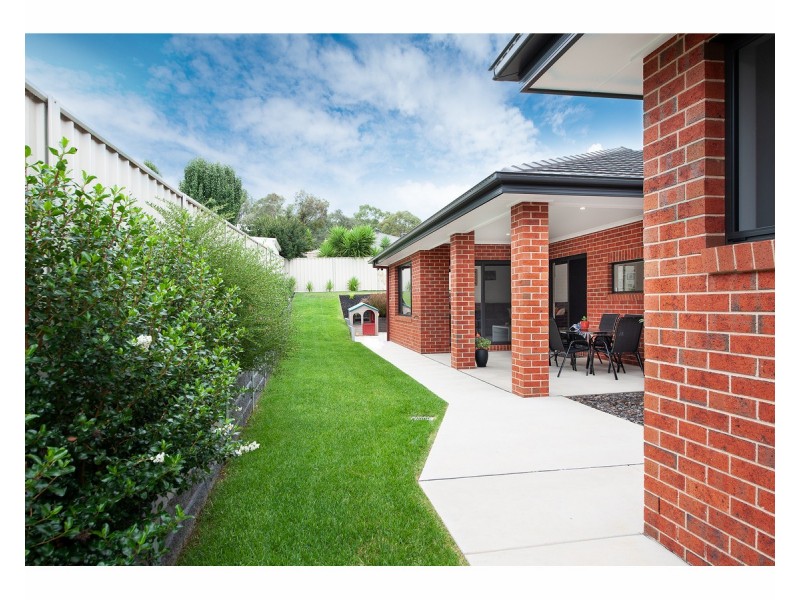 10 Cremin Court, Thurgoona NSW 2640