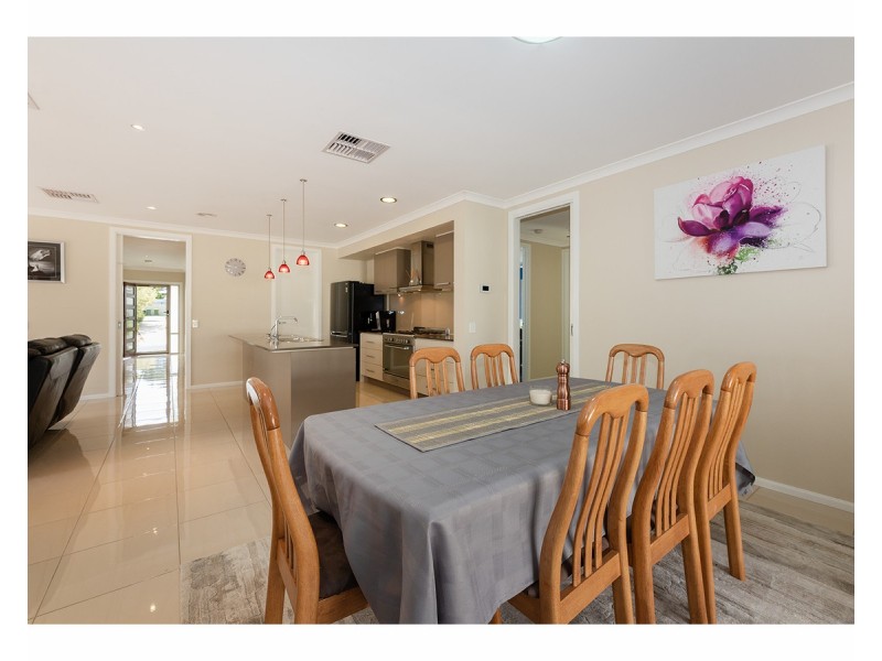33 Whitton Drive, Thurgoona NSW 2640