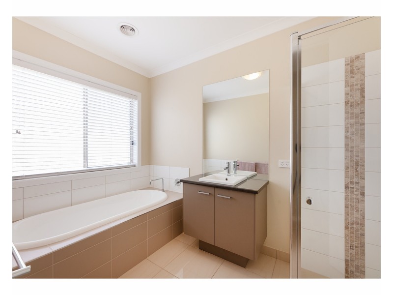33 Whitton Drive, Thurgoona NSW 2640