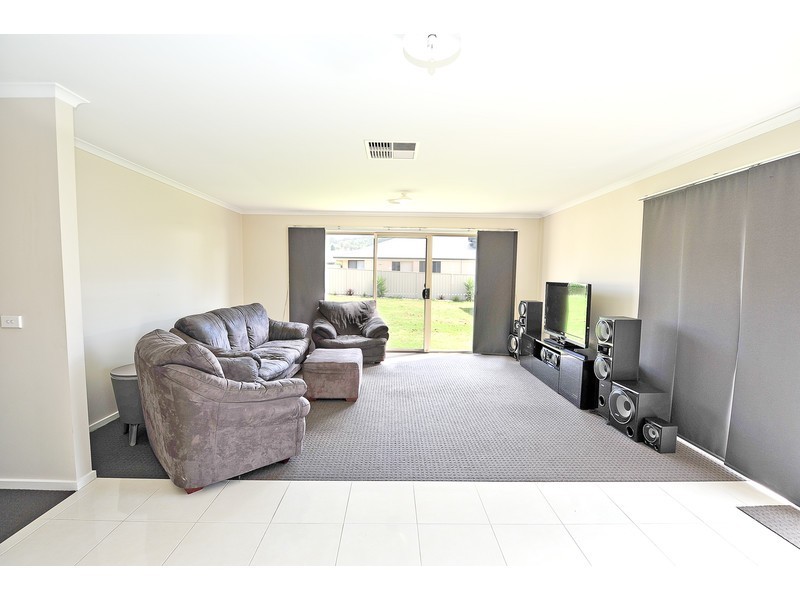 19 Nicola Place, Lavington NSW 2641
