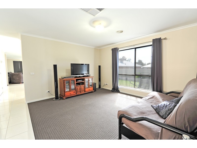19 Nicola Place, Lavington NSW 2641
