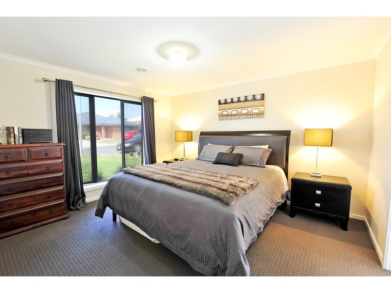 19 Nicola Place, Lavington NSW 2641