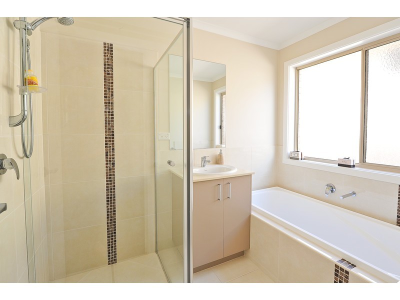 19 Nicola Place, Lavington NSW 2641