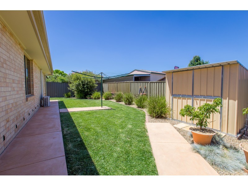 24 Peards Drive, East Albury NSW 2640