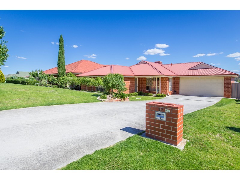 17 Dumbrell Circuit, Glenroy NSW 2640