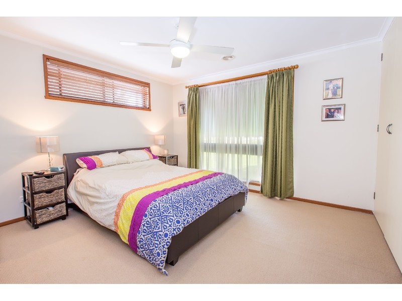 384 Elton Court, Lavington NSW 2641