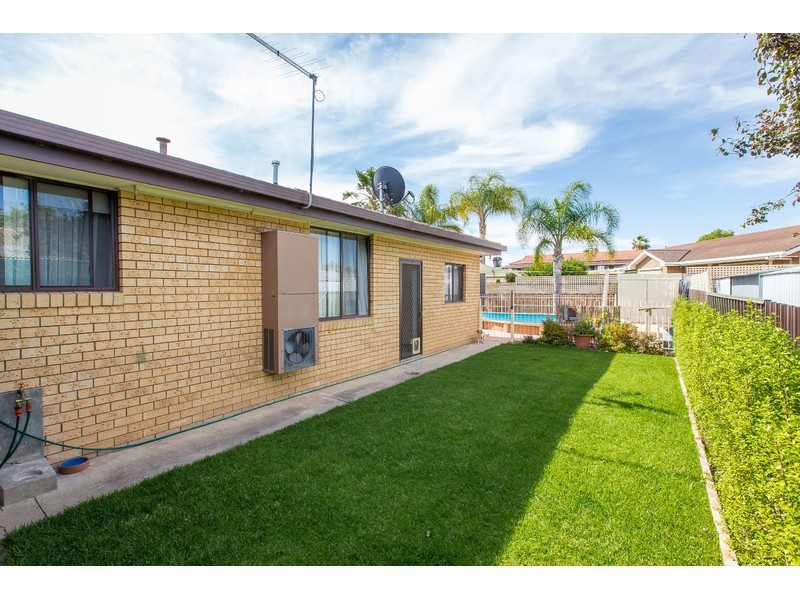384 Elton Court, Lavington NSW 2641