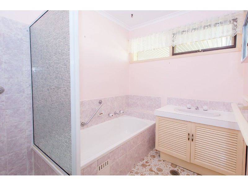 329 Haines Court, Lavington NSW 2641