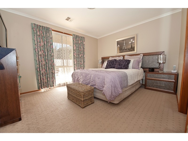 11 Doulton Drive, West Albury NSW 2640