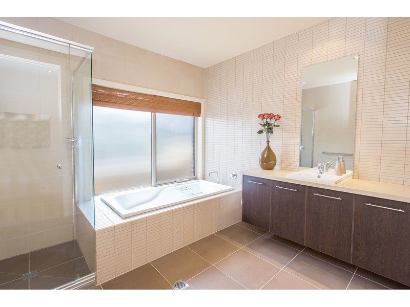 8 Ash Grove, Thurgoona NSW 2640