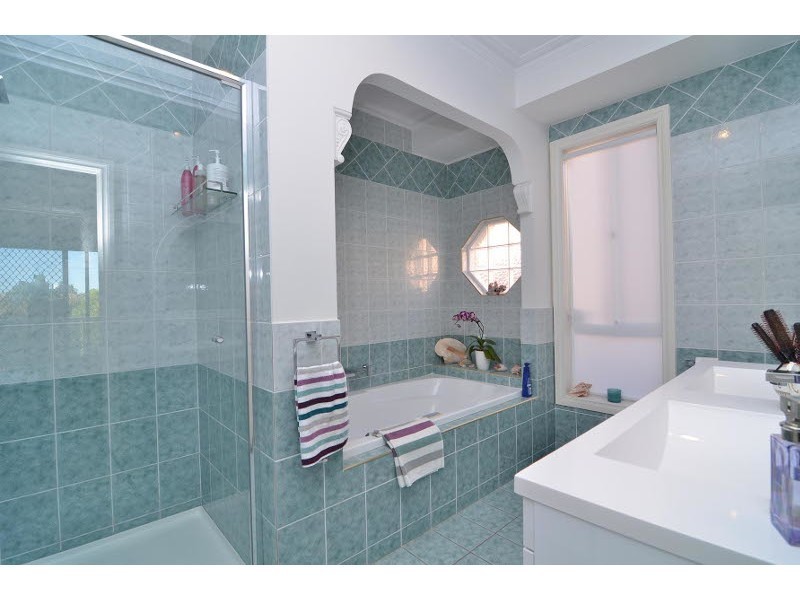 16 Hurworth Ct, West Albury NSW 2640