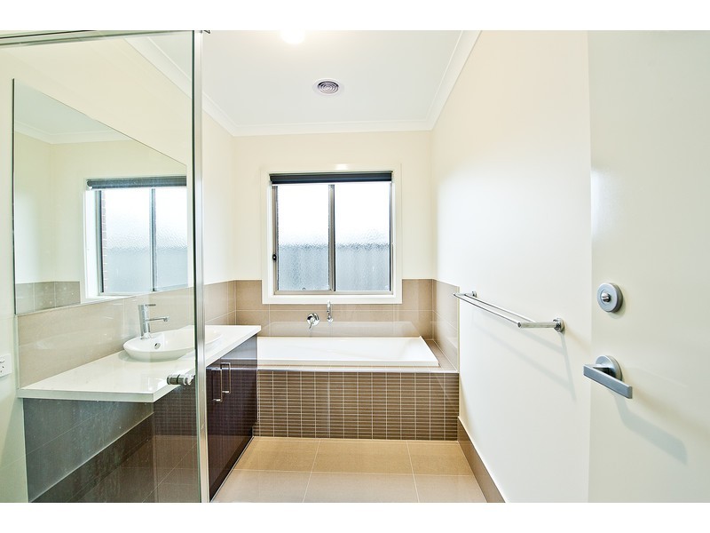 11 Oxford Drive, Thurgoona NSW 2640