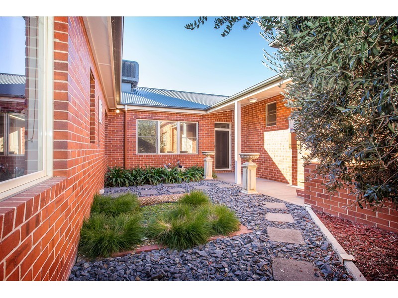 24 Winnell Court, Thurgoona NSW 2640