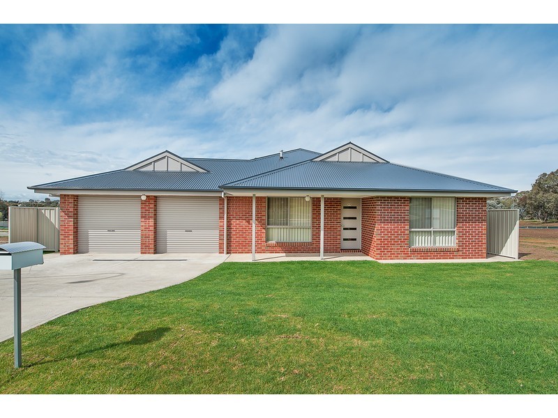 99 Lawson Circuit, Lavington NSW 2641