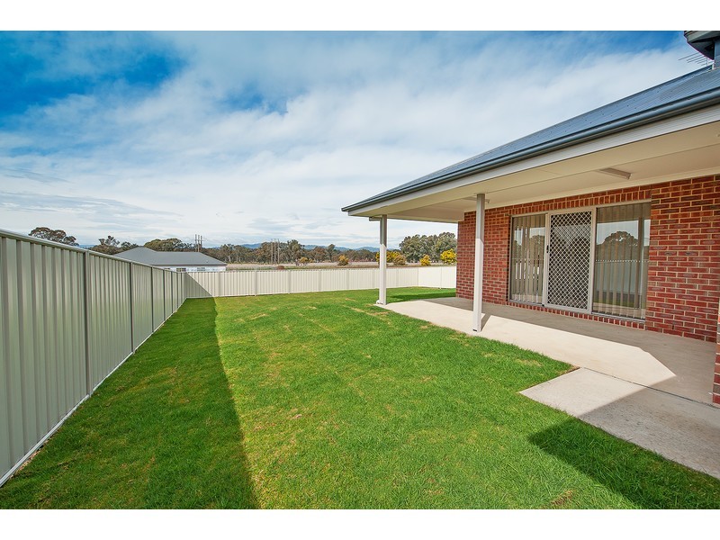 99 Lawson Circuit, Lavington NSW 2641