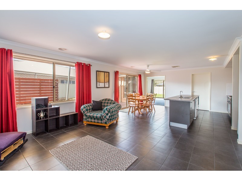 17 Oxford Drive, Thurgoona NSW 2640