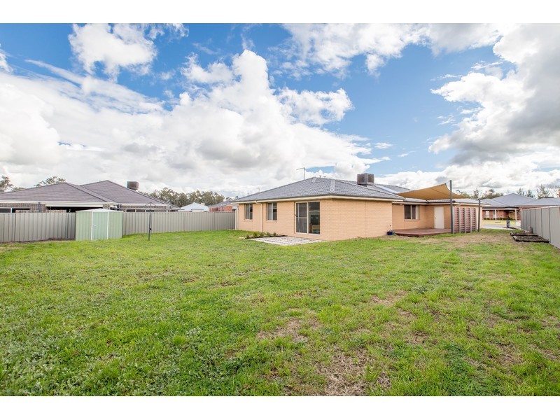 17 Oxford Drive, Thurgoona NSW 2640