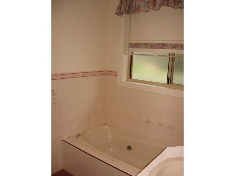 2/49 Southern View Drive, West Albury NSW 2640