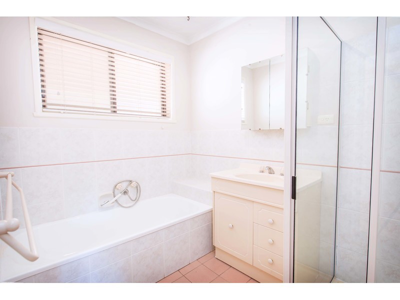 21 Lacebark Court, Thurgoona NSW 2640