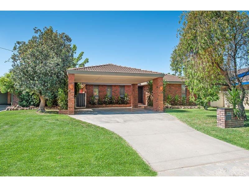 330 Mark Crescent, Lavington NSW 2641