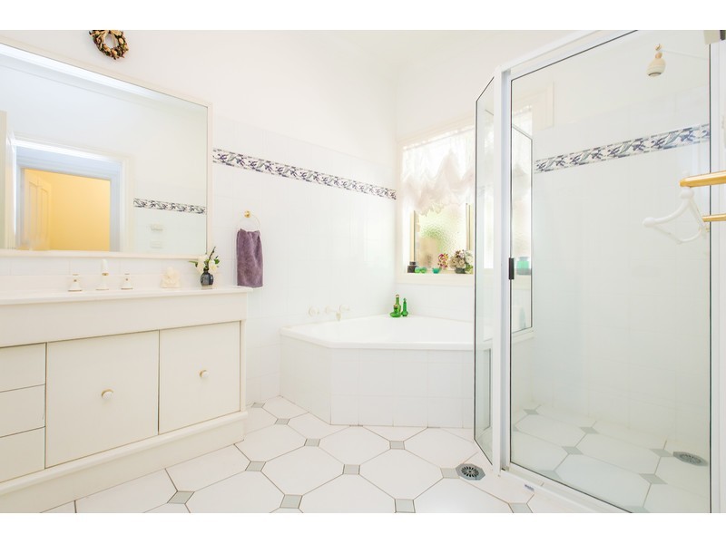 9 Hampton Court, East Albury NSW 2640