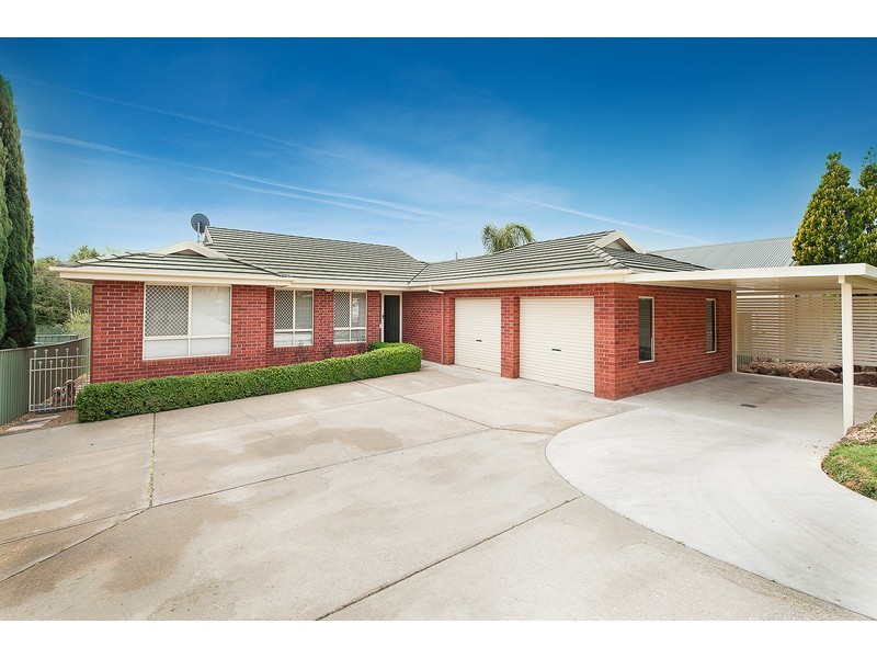 18 Orchard Way, Lavington NSW 2641