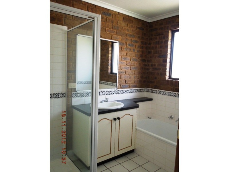 2/573 Heathwood Avenue, Lavington NSW 2641