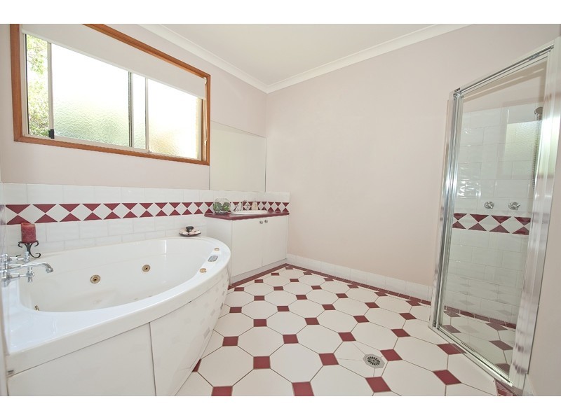 11 Doulton Drive, West Albury NSW 2640