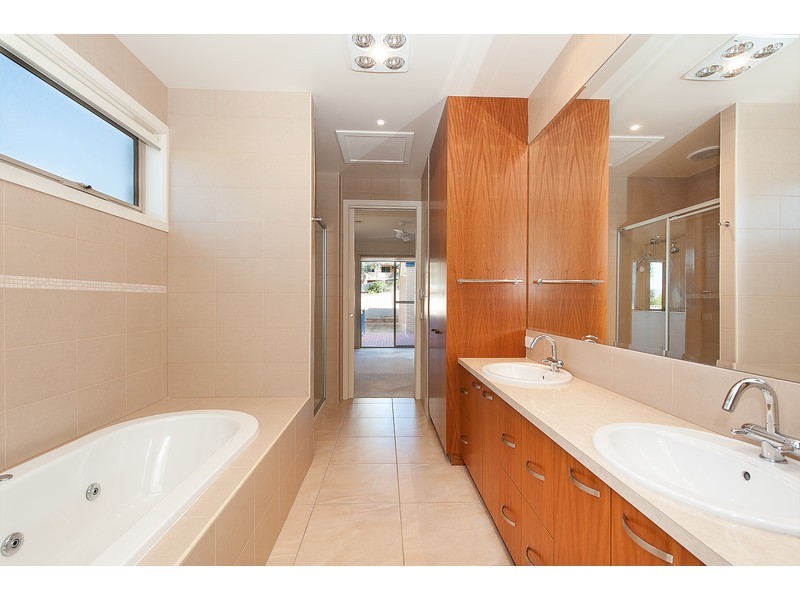 17a Florence Crescent, West Albury NSW 2640