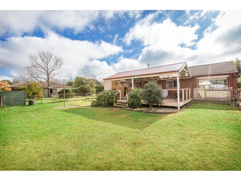 10 Hawkins Street, Howlong NSW 2643